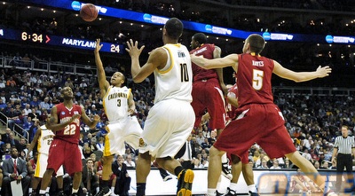 קטן בין ענקים. ג´רום רנדל קופץ לסל (רויטרס)