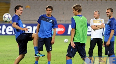 יילה פוסן משקיף על החברים (שי לוי) יילה פוסן משקיף על החברים (שי לוי)