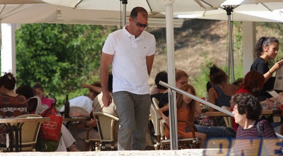 איציק קורנפיין ביציאה מהפגישה. מצא מחליף לאמסלם (גיא בן זיו)