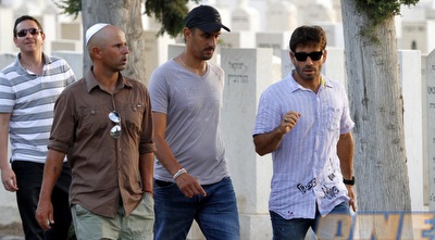 שביט אלימלך ובן לוז בדרכם ללווייתו של מליקה (יוסי ציפקיס)