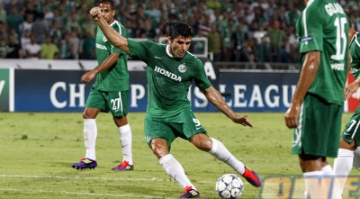 דבאלשווילי רגע לפני המפגש של הכדור עם המשקוף (יוסי ציפקיס)