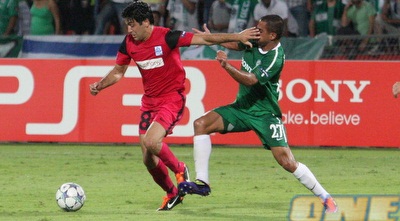 אליניב ברדה מנסה לנער את איל משומר (עמית מצפה)