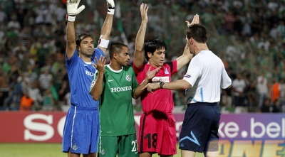 השופט עוזר לברדה, דוידוביץ´ ומשומר לייצר חומה צבעונית לתפארת (יוסי ציפקיס)