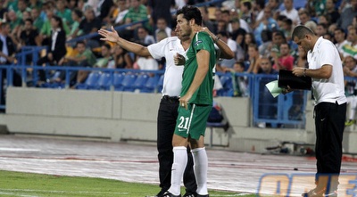 אלישע לוי מדריך את תמיר כהן בהופעת הבכורה בירוק (יוסי ציפקיס)