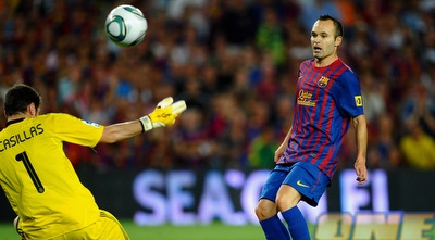 אינייסטה מכניע את קסיאס (GettyImages) אינייסטה מכניע את קסיאס (GettyImages)