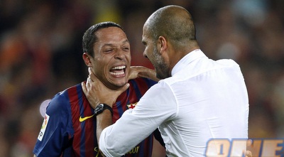 גוארדיולה מפגין את אהבתו לאדריאנו (רויטרס) גוארדיולה מפגין את אהבתו לאדריאנו (רויטרס)