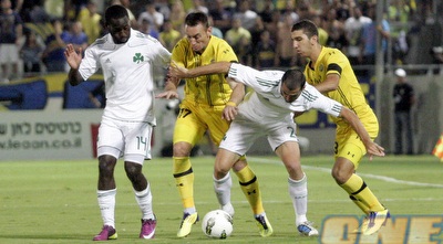 דאבור ופאביצ´ביץ´ לוחצים על שחקני פאו (יניב גונן)