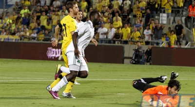 קווינסי אוסוו-אביי מחמיץ מול גיא חיימוב (יוסי ציפקיס)