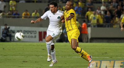 ניבאלדו וטוצ´ה במאבק על הכדור (יוסי ציפקיס)