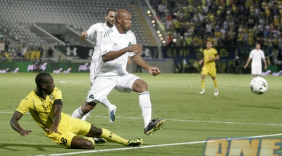 ז´אן-אלן בומסונג מחלץ כדור ממוסא קונאטה (יניב גונן)