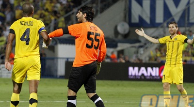 גיא חיימוב מקבל ברכות מניבאלדו (יוסי ציפקיס)