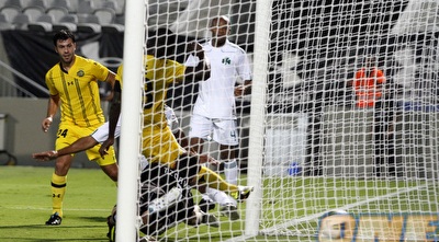 מוסא קונאטה דוחק את הכדור פנימה (יוסי ציפקיס)