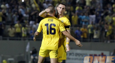 אלירן עטר מקבל ברכות מסאבו פאביצ´ביץ´ (יוסי ציפקיס)