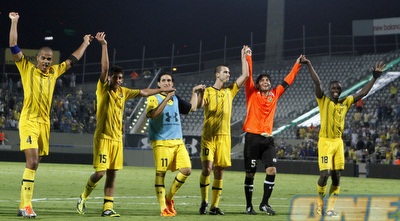 שחקני מכבי ת&qout;א מודים לקהל (יוסי ציפקיס)