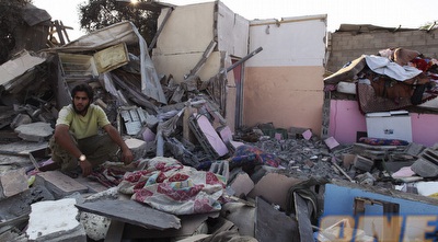 פלסטיני יושב בין הריסות ביתו בעזה, הבוקר לאחר הפצתת חיל האוויר (רויטרס) פלסטיני יושב בין הריסות ביתו בעזה, הבוקר לאחר הפצתת חיל האוויר (רויטרס)