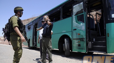 האוטובוס שנפגע בפיגוע בדרך לאילת (רויטרס) האוטובוס שנפגע בפיגוע בדרך לאילת (רויטרס)