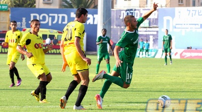 גדיר מפיל את עצמו ברחבה (שי לוי) גדיר מפיל את עצמו ברחבה (שי לוי)