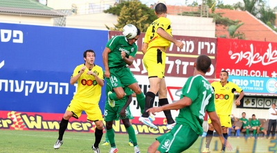 עמאשה נוגח את השני (שי לוי) עמאשה נוגח את השני (שי לוי)