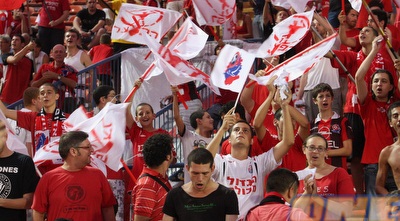 אוהדי הפועל חיפה מתרגשים לשמע שריקת הפתיחה של יפת (עמית מצפה)