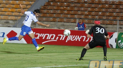 ברק בדש שולח את הכדור אל מעל לשער של קדוש (עמית מצפה)