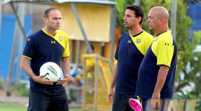 איווניר, כרמלי ואלפסי. הרבה גבות הורמו לנוכח הבאת הבלם (משה חרמון)