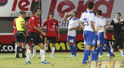 שחקני חיפה מתווכחים עם יפת. מצב שחזר על עצמו לא מעט (עמית מצפה)