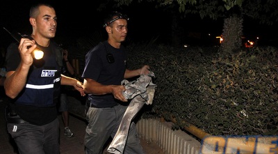 שוטרים מסלקים שרידים של גראד בבאר שבע (רויטרס) שוטרים מסלקים שרידים של גראד בבאר שבע (רויטרס)