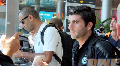 ולדימיר דבאלשווילי ואדורם קייסי מתכוננים לעליה למטוס (משה חרמון) ולדימיר דבאלשווילי ואדורם קייסי מתכוננים לעליה למטוס (משה חרמון)