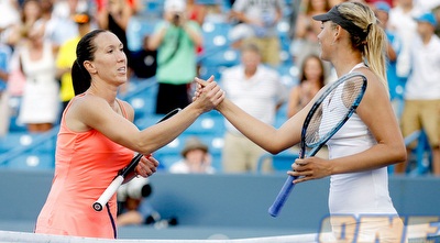לחיצת היד בין שראפובה לינקוביץ&acute; (GettyImages)