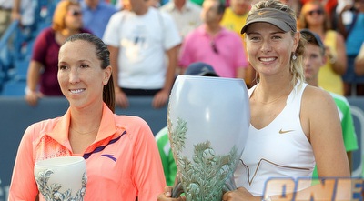 שראפובה וינקוביץ&acute; עם התארים (GettyImages)