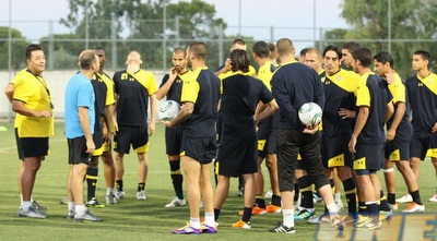 איווניר וקקון מעבירים את האימון של מכבי (האתר הרשמי של מכבי ת&qout;א)