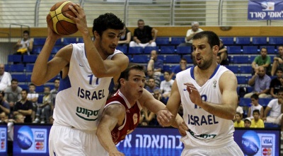 אליהו מחכה שהלפרין יחתוך לסל (יוסי ציפקיס) אליהו מחכה שהלפרין יחתוך לסל (יוסי ציפקיס)