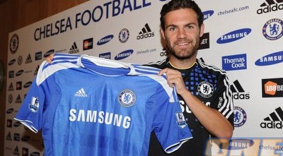 חואן מאטה עם החולצה של צ&acute;לסי (האתר הרשמי של צ&acute;לסי)