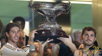 איקר קסיאס וסרחיו ראמוס מניפים את גביע סנטיאגו ברנבאו (GettyImages)