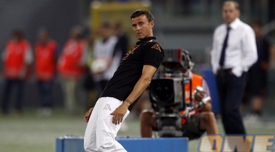 מאמן רומא, אנריקה מנסה להכניס את הכדור בעצמו. רומא מודחת בבושה (רויטרס)