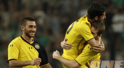 דור מיכה עם ייני ועטר. &qout;כולם אוהבים אותו&qout; (רויטרס) דור מיכה עם ייני ועטר. &qout;כולם אוהבים אותו&qout; (רויטרס)