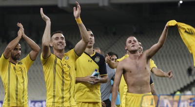 לוגסי עם החברים ביוון. &qout;כשהוא מקבל ביטחון הוא שחקן אחר&qout; (רויטרס) לוגסי עם החברים ביוון. &qout;כשהוא מקבל ביטחון הוא שחקן אחר&qout; (רויטרס)