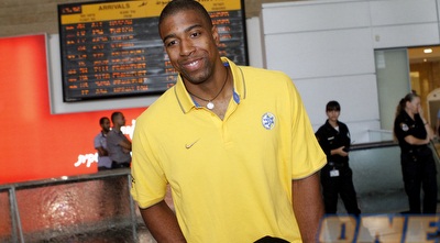 הנדריקס בשדה התעופה. מחכה לשתף פעולה עם פארמר (יוסי ציפקיס)