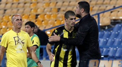 יובל נעים ועמית בן שושן. המאמן הוריד את שחקניו לקרקע (יוסי ציפקיס)