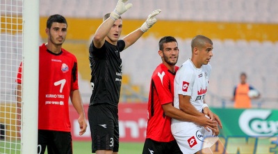 חנן ממן תופס את טל בן חיים (משה חרמון)