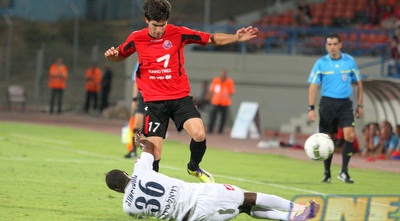 שרון לוי קופץ מעל דני פרדה (משה חרמון)