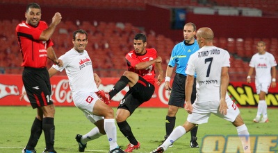 ניצן דמארי ואורי אוזן מנסים לשמור בהגנה (משה חרמון)