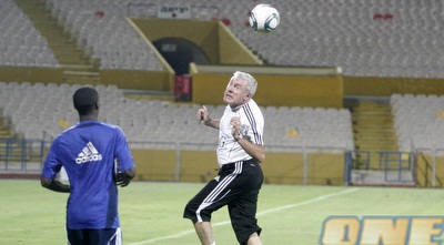 פרננדז ממשיך להשתעשע, והפעם נוגח בכדור (יניב גונן)