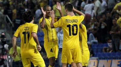 שחקני מכבי ת&qout;א חוגגים. האוהדים צריכים להישאר צנועים (יוסי ציפקיס) שחקני מכבי ת&qout;א חוגגים. האוהדים צריכים להישאר צנועים (יוסי ציפקיס)