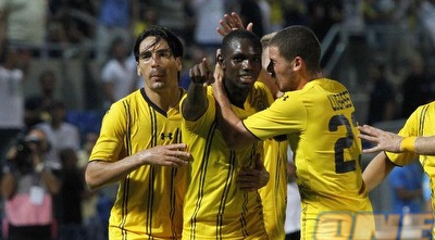 מכבי ת&qout;א חוגגת (יוסי ציפקיס)