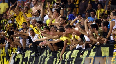 אוהדי בית&qout;ר חוגגים בסיום הניצחון (משה חרמון) אוהדי בית&qout;ר חוגגים בסיום הניצחון (משה חרמון)