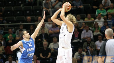 יותם הלפרין מנסה לחסום את דירק נוביצקי (שי לוי)