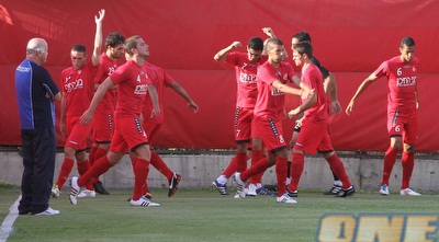 קשטן משקיף על שחקניו. אווירה טובה באימון (מור שאולי)