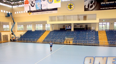 סילביו בויצ´אנו על המשטח החדש והמיוחד שהובא למשחקי ליגת האלופות (יניב גונן)