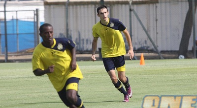 רוברטו פונצ´ץ עם רכש אחר, רחמים צ´קול. השני כבר פתח בהרכב (ליאור טימור)